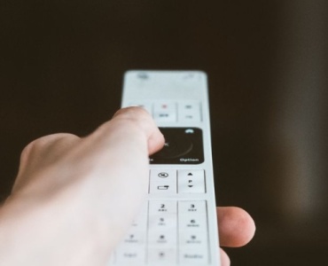 Evde TV ve Ses Ekipmanınızı Aşırı Gerilimden Koruyun: Akıllı ve Uygun Maliyetli Çözümler Rehberi