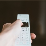 Evde TV ve Ses Ekipmanınızı Aşırı Gerilimden Koruyun: Akıllı ve Uygun Maliyetli Çözümler Rehberi